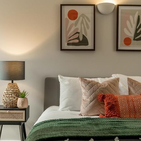 2 Bedroom Apartment With Park Views Shoreditch Londra Esterno foto