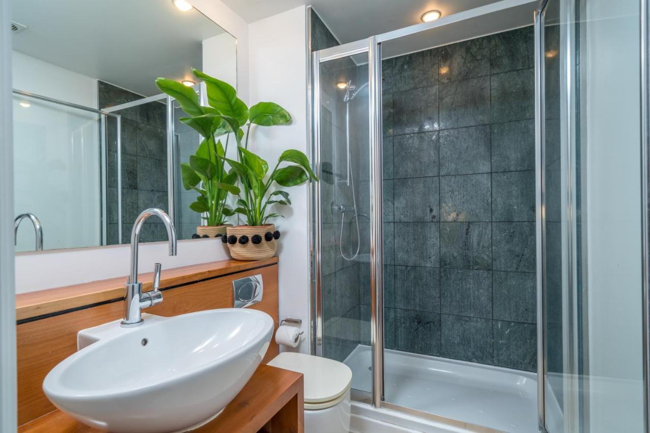 2 Bedroom Apartment With Park Views Shoreditch Londra Esterno foto