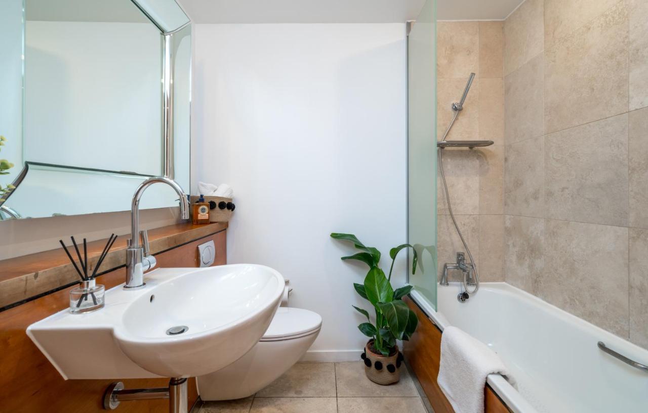 2 Bedroom Apartment With Park Views Shoreditch Londra Esterno foto