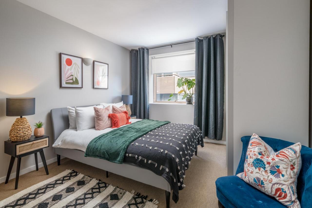 2 Bedroom Apartment With Park Views Shoreditch Londra Esterno foto