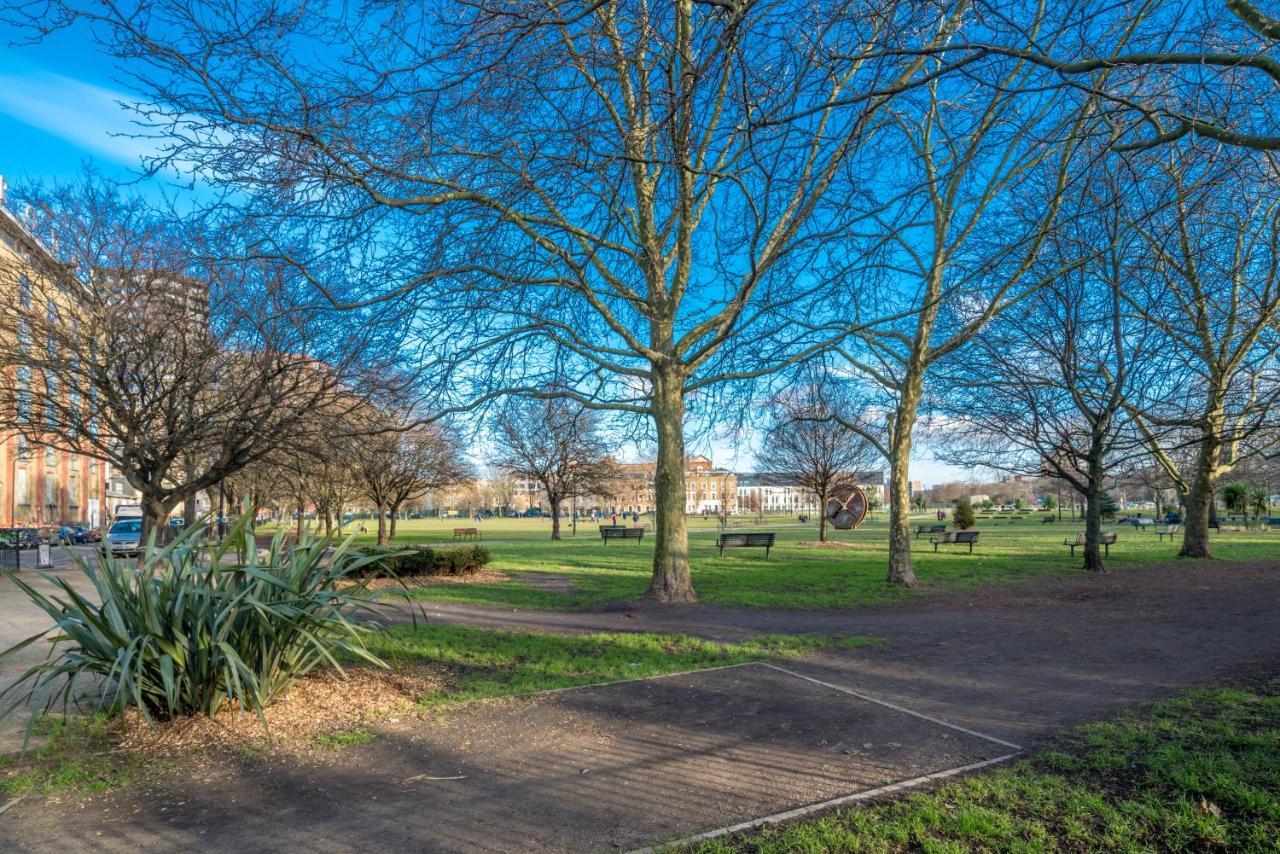 2 Bedroom Apartment With Park Views Shoreditch Londra Esterno foto