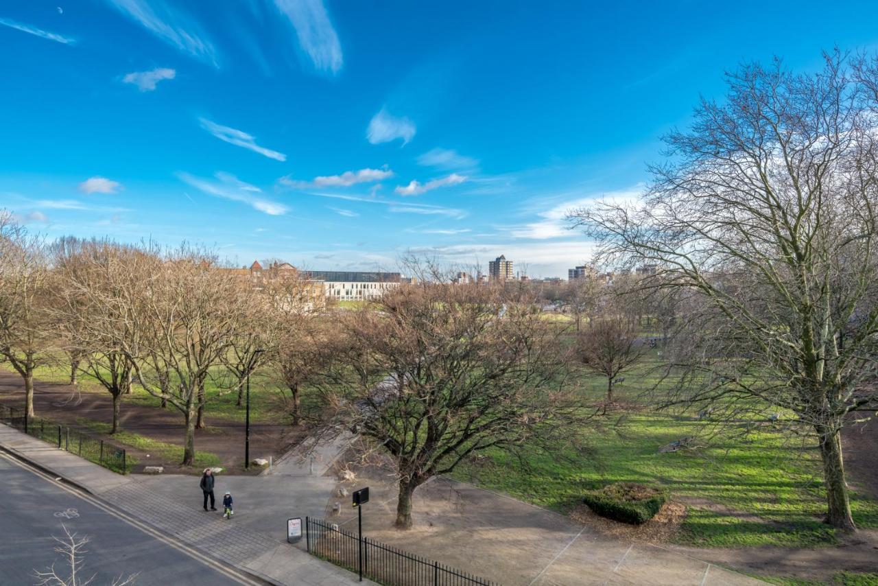 2 Bedroom Apartment With Park Views Shoreditch Londra Esterno foto